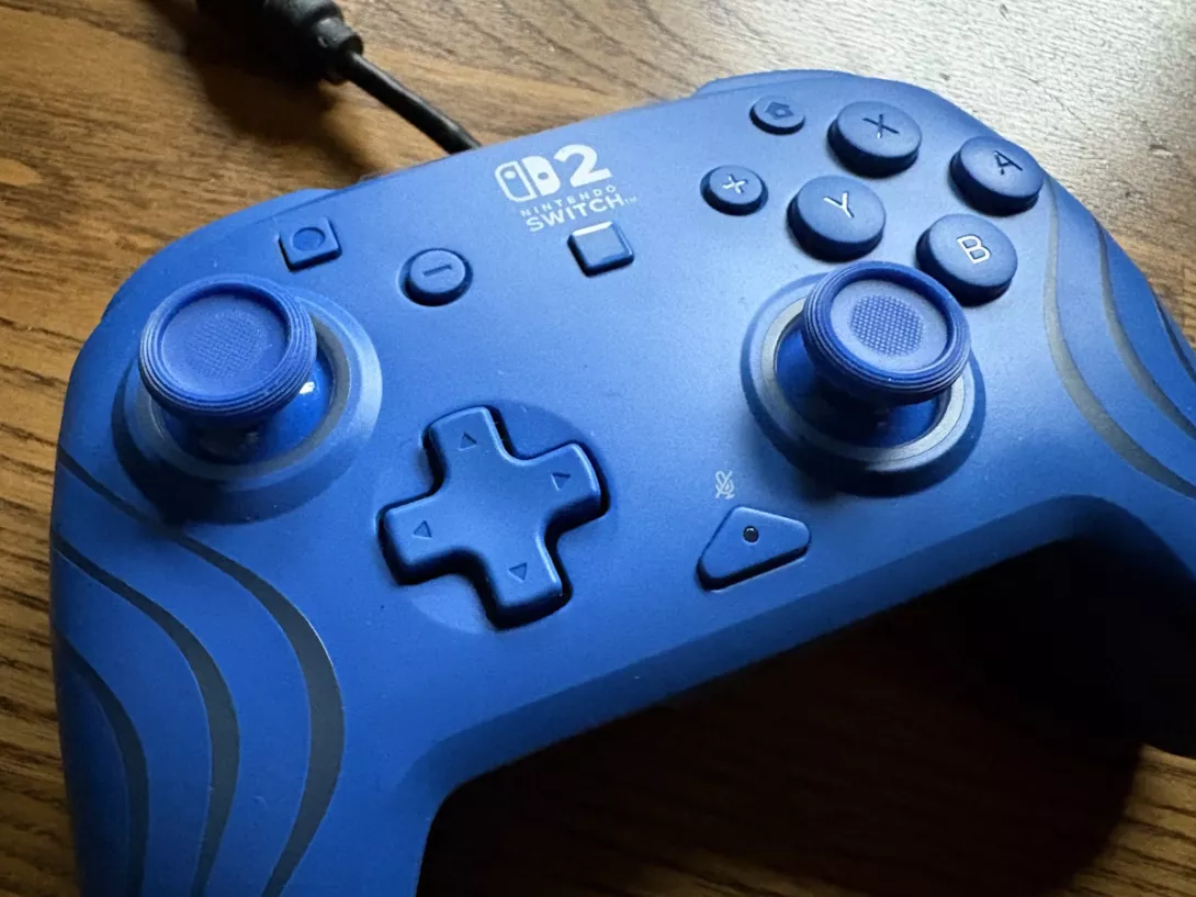 Nintendo Switch 2 Afterglow Wave Wired Controller ja napit lähikuvissa