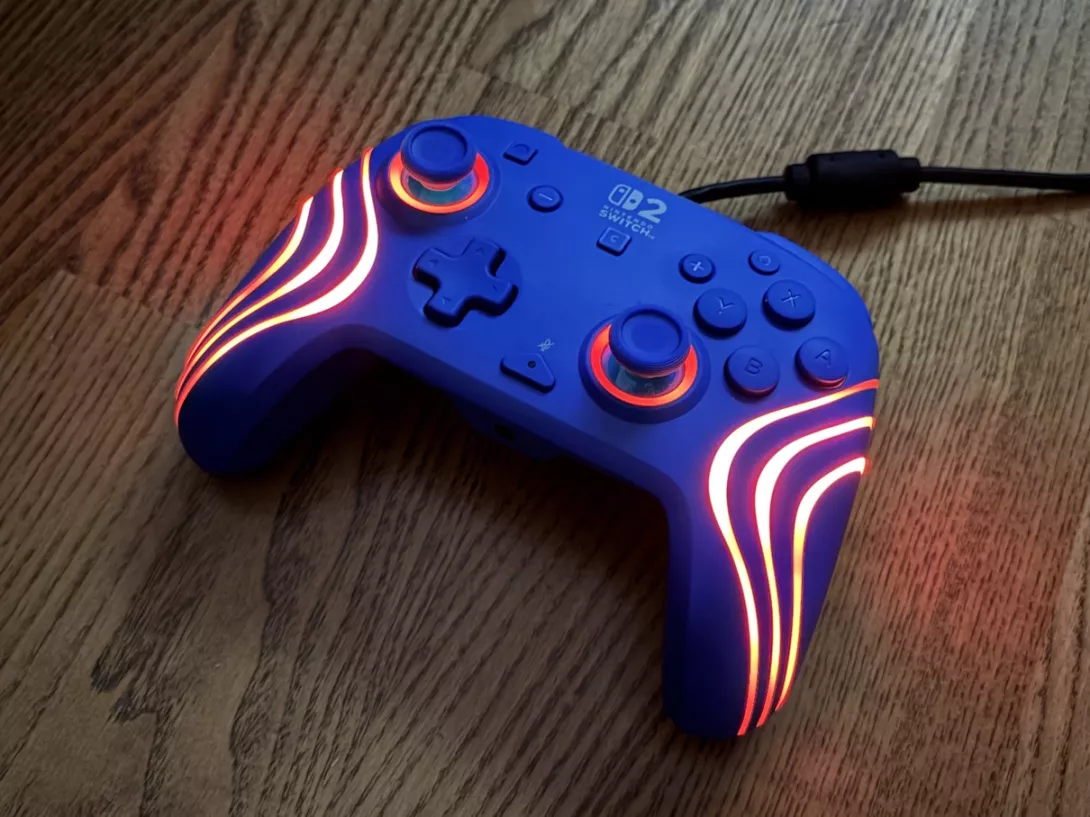 Nintendo Switch 2 Afterglow Wave Wired Controller ja oranssit valot
