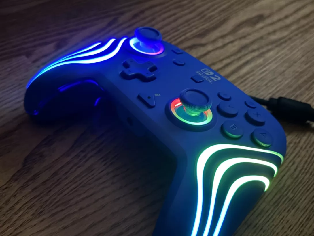 Nintendo Switch 2 Afterglow Wave Wired Controller ja valot päällä