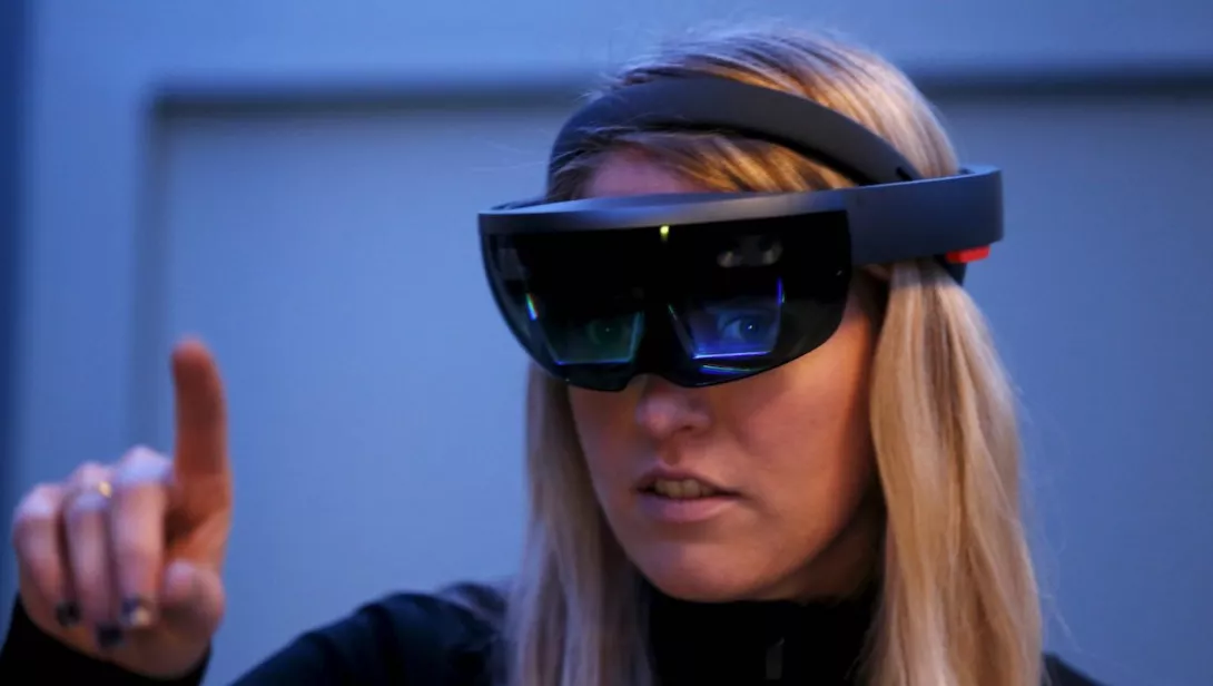 Hololens Microsoftin työntekijän päässä