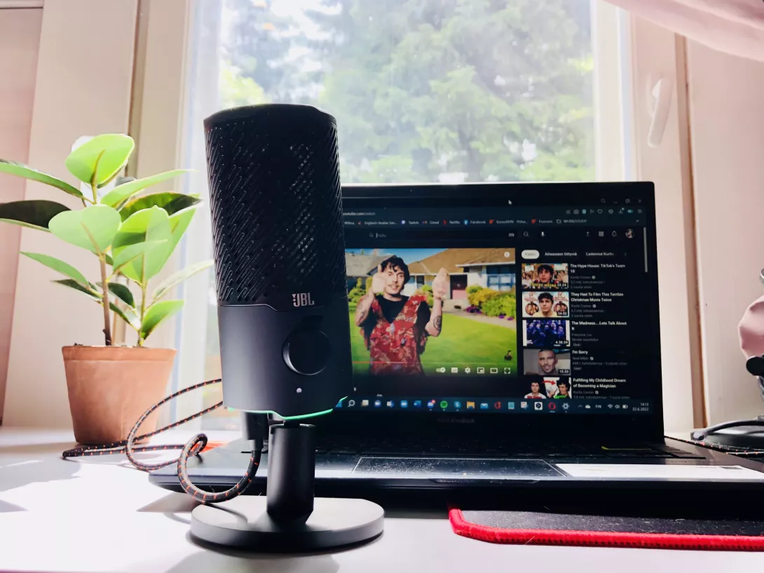 jbl quantum stream mikki.jpg