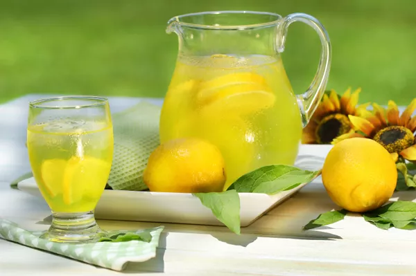 Limonaadia terdellä